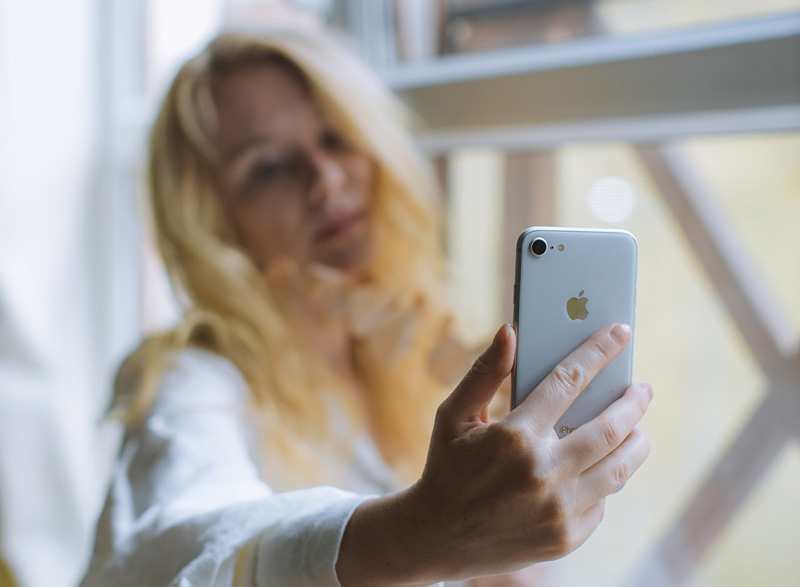γυναίκα χρησιμοποιεί Facebook, TikTok και Snapchat και έχει μεγαλύτερο κίνδυνο κατάθλιψης