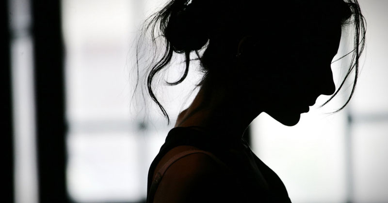 γυναίκα κοιτάει αγχωμένη το κενό το βράδυ