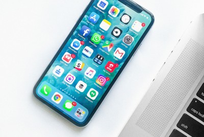 εικόνα ενός iphone X δίπλα από ένα laptop