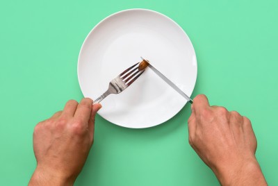 άνθρωπος με μαχαιροπίρουνο κόβει ένα αμύγδαλο