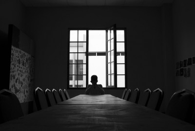 άτομο σε θλίψη μετά από εθνική τραγωδία
