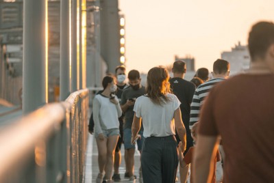 άνθρωποι περπατούν με φόβο σε πεζόδρομο στα χρόνια του κορωνοϊού