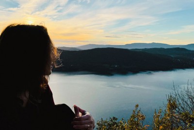 γυναίκα θυμάται το γράμμα στον ψυχολόγο της