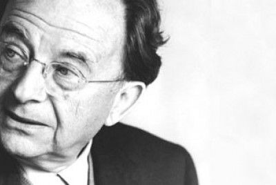 o Erich Fromm στρέφει το κεφάλι του δεξιά