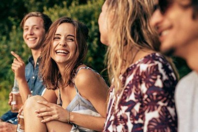 μια παρέα φίλων γελάει και είναι χαρούμενη στην εξοχή
