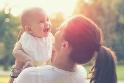 μητέρα με έλλειψη βιταμίνης D κρατά το μωρό της