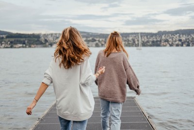 γυναίκα αναρωτιέται ποια είναι καλύτερη αυτή ή εγώ;