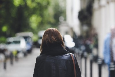 γυναίκα ακολουθεί τη φιλοσοφία του Νίτσε μέσα στην καθημερινότητα και την ψυχοθεραπεία