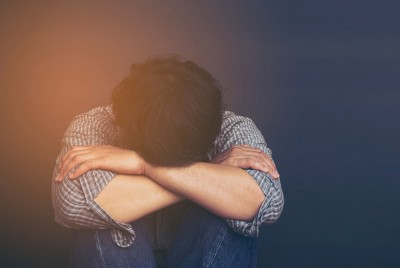άνδρας  σκέφτεται αν η ψύχωση μπορεί να θεωρηθεί διαταραχή του ανοσοποιητικού συστήματος
