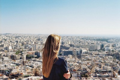 γυναίκα γνωρίζει ότι είναι η εικόνα της κοινωνίας και της μοιάζει