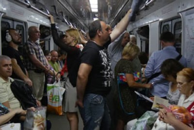 άνθρωποι στριμωγμένοι σε σταθμό μετρό