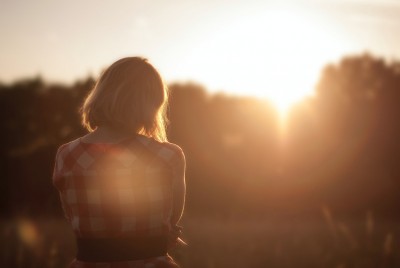 γυναίκα σκέφτεται πότε ξέρει ότι χρειάζεται ψυχολόγο