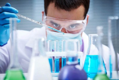 ερευνητής χρησιμοποιεί δοκιμαστικούς σωλήνες