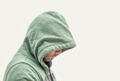 άνδρας συγκαλύπτει την ψυχική ασθένεια