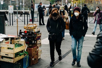 άνθρωποι σκέφτονται τον αυξημένο κίνδυνο ψυχικών διαταραχών ακόμη κι έναν χρόνο μετά από λοίμωξη Covid-19