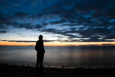 γυναίκα μόνη της σε μια παραλία