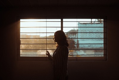 γυναίκα στο σπίτι της βιώνει τον κύκλο της Έλενας