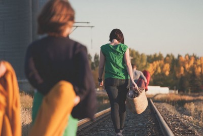 γυναίκα σε γραμμές του τραίνου ελευθερώνει το χώρο της