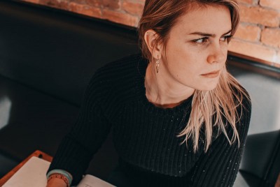 γυναίκα σκέφτεται τι είναι Ψυχολογική Ροή και πώς την βιώνουμε
