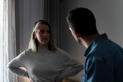 ζευγάρι με το ένα μέλος της σχέσης να χρησιμοποιεί Gaslighting