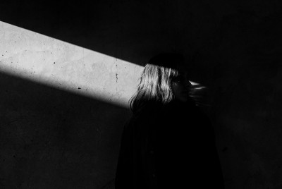 γυναίκα προσπαθεί να λύσει το εξελικτικό αίνιγμα της χρήσης ψυχοδραστικών ουσιών