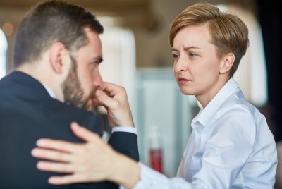 γυναίκα σκέφτεται τι να πει σε κάποιον που είναι εκνευρισμένος