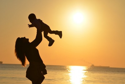 μητέρα με βρέφος σκέφτεται ότι ακόμα και η σύντομη στέρηση της μητέρας από το βρέφος μπορεί να αλλάξει τη γνωστική λειτουργία του εγκεφάλου του