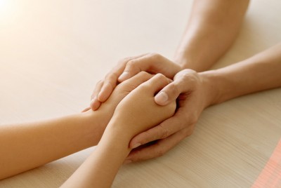 άτομο εφαρμόζει σε κάποιο άλλο άτομο συναισθηματικές πρώτες βοήθειες