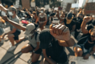 άτομα διαδηλώνουν κατά του ρατσισμού