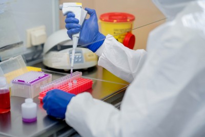 επιστήμονας διεξάγει πειράματα στο εργαστήριο