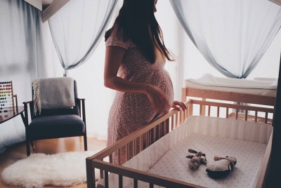 ψυχοσυναισθηματική κατάσταση της εγκύου μητέρας πάνω από την κούνια του μωρού της