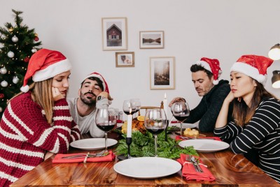 άτομα προσπαθούν να περιορίσουν την επαφή με τοξικούς ανθρώπους μέσα στις γιορτές