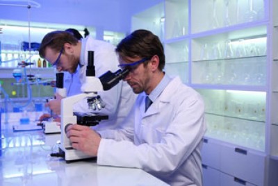 επιστήμονες σε ένα εργαστήριο