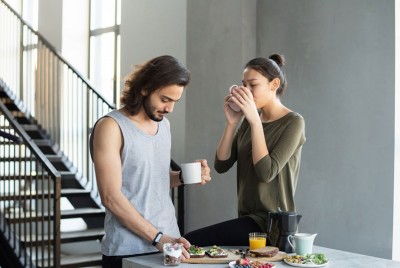 ζευγάρι σκέφτεται πώς επηρεάζει η καραντίνα τη διαπροσωπική τους σχέση