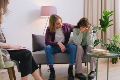 ψυχολόγος αναρωτιέται αν επιτρέπεται οι ψυχολόγοι να κλαίνε στη θεραπεία