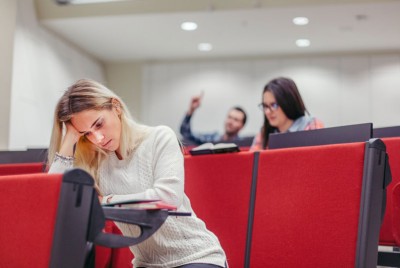 φοιτήτρια αντιμετωπίζει ψυχολογικά θέματα