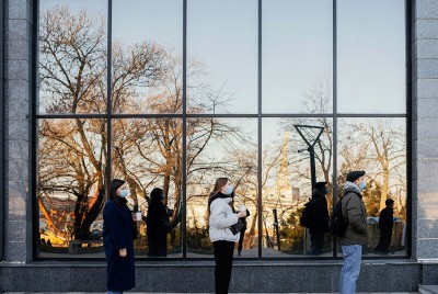 άτομα κατά τη διάρκεια της πανδημίας τηρούν τα μέτρα κοινωνικής απόστασης