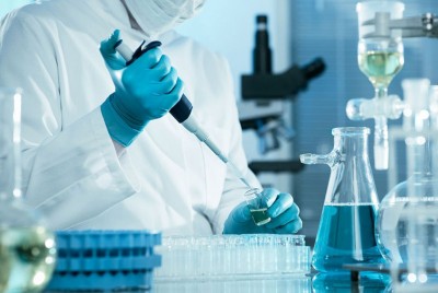 ερευνητής στο εργαστήριο χρησιμοποιεί δοκιμαστικό σωλήνα