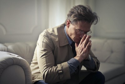 άνδρας είναι ευτυχισμένος επειδή διατηρεί την άγνοιά του