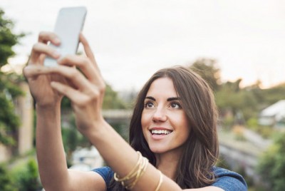 γυναίκα βγάζει Selfie σε ένα πάρκο