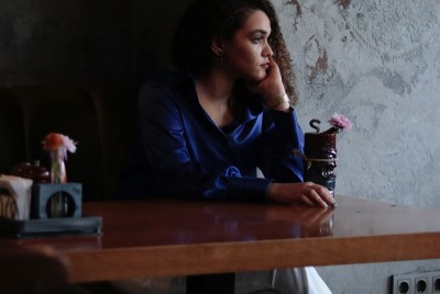 γυναίκα έχει εμπειρίες που δεν περιγράφονται με λόγια