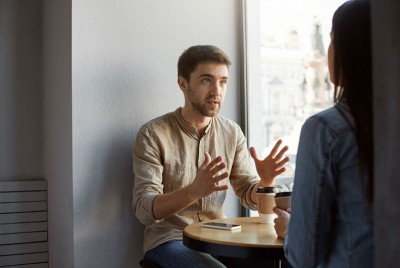 δύο άτομα συζητούν και χρησιμοποιούν την ψηφιακή και αναλογική επικοινωνία