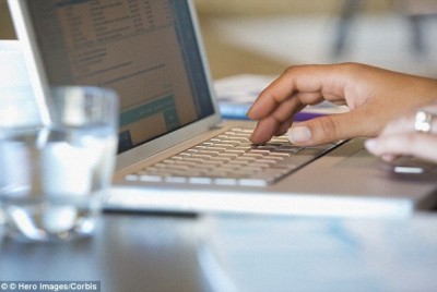 άτομο δουλεύει στον φορητό υπολογιστή