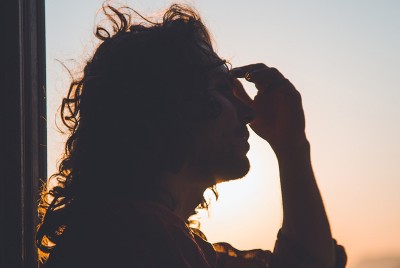 άνδρας σκέφτεται αν το άγχος είναι εισβολέας ή σύμμαχος