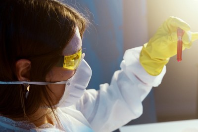 ερευνήτρια εξετάζει τα αποτελέσματα εξέτασης αίματος που διαγιγνώσκει την κατάθλιψη και τη διπολική διαταραχή