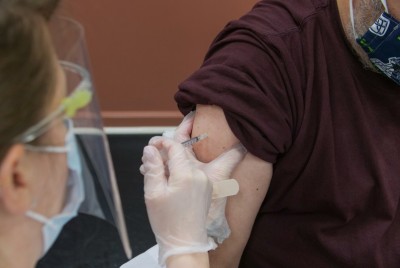 άνδρας κάνει το εμβόλιο κατά του Κορωνοϊού που κάνει καλό στην ψυχική υγεία