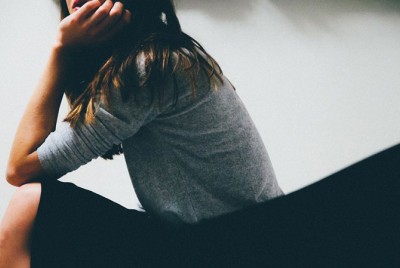 γυναίκα καθισμένη και σκεπτική ταξιδεύει νοητικά το ταξίδι της αλλαγής