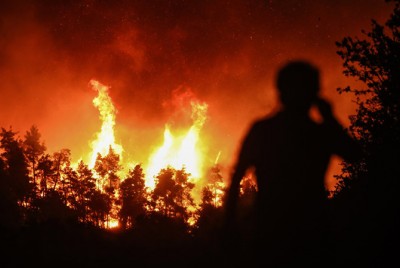 σχολική τάξη με άδεια θρανία