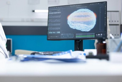 επιστήμονας ερευνά πώς η διαταραχή μετατραυματικού στρες αλλάζει τον εγκέφαλο