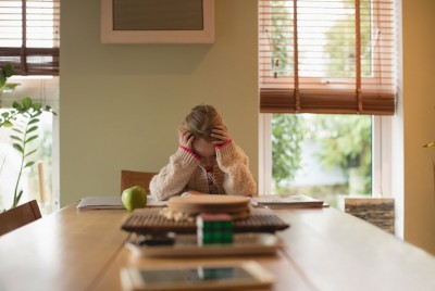 παιδί βιώνει σεξουαλική εκμετάλλευση από έναν δάσκαλο